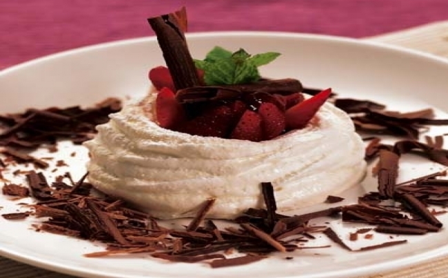Nidos de merengue con fresas y frambuesas